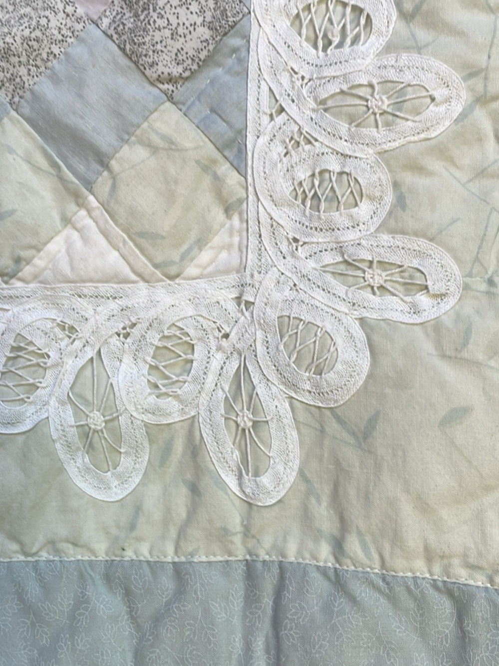 🦋 Vintage handmade White Lace w Pastel color Square Block quilt & matching sham - Picture 2 of 9